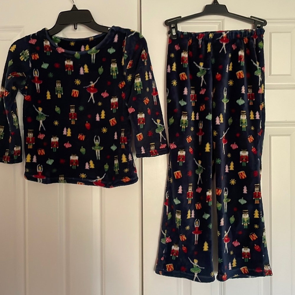 Soft & Cozy Nutcracker 2 piece lounge/ pajama set child size 8-10
